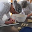 Zwei Köche beim Backen