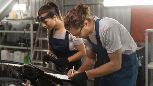 Zwei Männer in Werkstatt